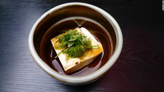 Yudofu (đậu phụ luộc) là một trong những món đặc sản ở Kyoto. Đậu được nấu sôi cùng rau và nước rong biển trong niêu sứ. Nơi lý tưởng để thưởng thức món này là quanh Nanzen-ji, nơi người bản địa vẫn gọi là món Nanzen-ji-dofu.